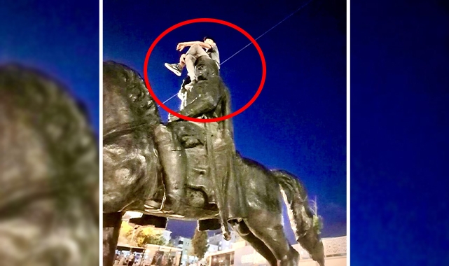 Suriyeli çocuk Atatürk büstüne çıkıp poz verdi