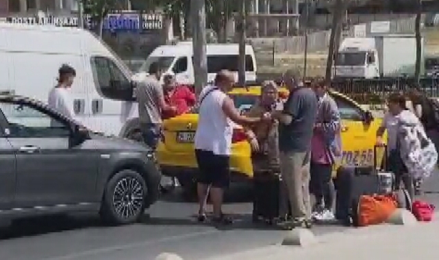 Taksi şoförü tartıştığı yolcuları yarı yolda indirdi