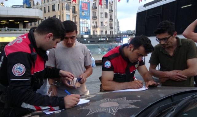 Taksim’de düzensiz göçmen denetimi