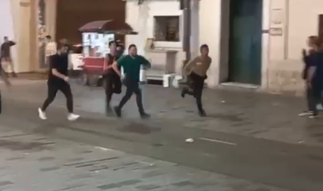 Taksim’de torpil patlatan gençler paniğe neden oldu