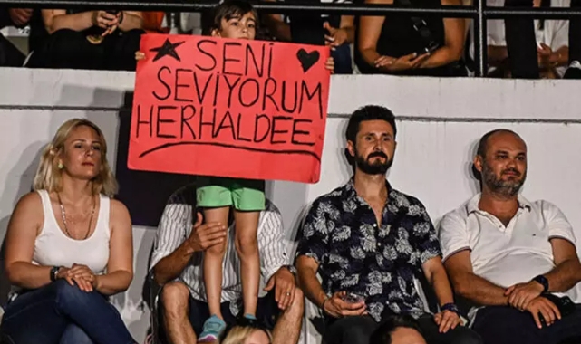 Taşçı'nın şarkı sözlerinden pankart hazırladılar