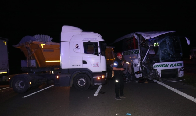 TEM'de yolcu otobüsü ile TIR çarpıştı: Yaralılar var