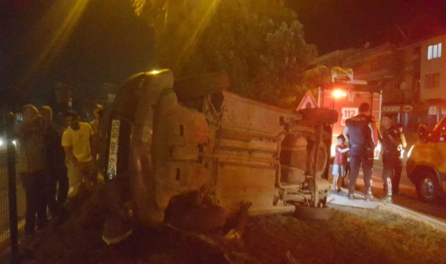 Ticari araç refüje çarpıp yan yattı!