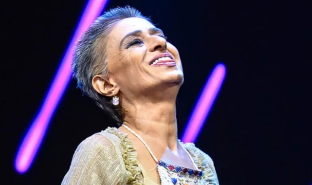 Tilbe sahnede peruk çıkardı!