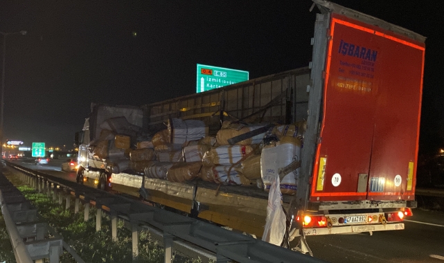 TIR'dan devrilen yüklere otomobil çarptı: 3 yaralı