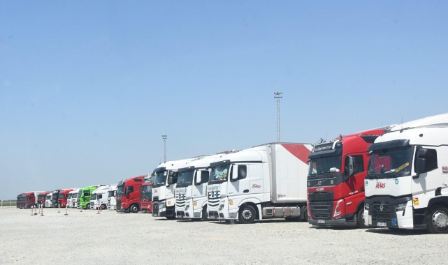 TIR dorsesine binen 4 kaçak göçmen can verdi!