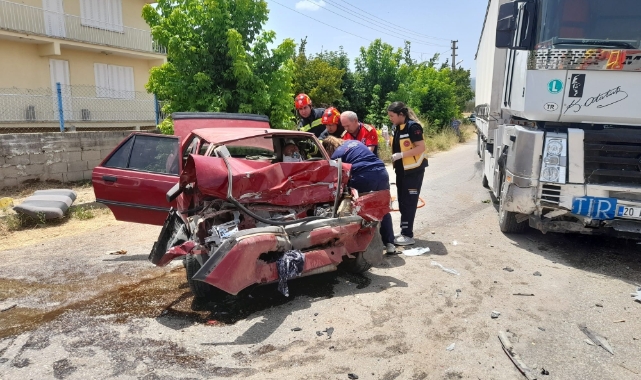 TIR ile otomobil kafa kafaya çarpıştı