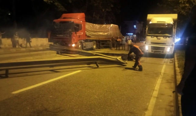 TIR'ın çarptığı bariyer yola savruldu, trafik durdu