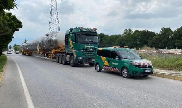 TIR kavşaktan geçemedi, yolda kaldı