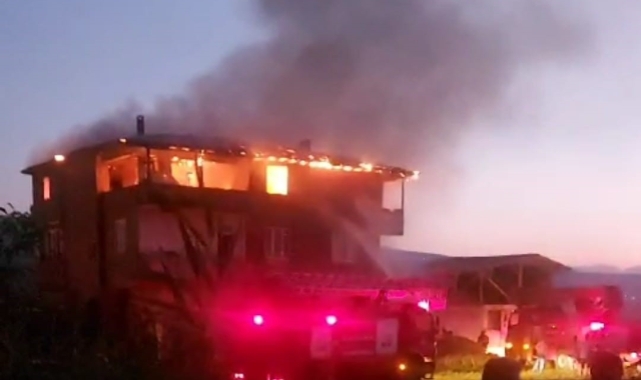 Tokat'ta 3 katlı ev alevlere teslim oldu