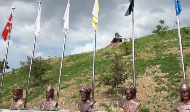 Tortum Şelalesi’ne Türk Büyükleri Anıtı