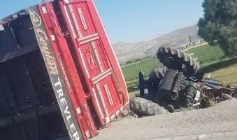 Traktör ile TIR çarpıştı: 2 Yaralı