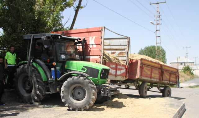 Traktör yol kenarında bekleyenlerin arasına daldı!
