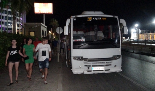 Tur midibüsü turistlerin arasına daldı:2 ölü