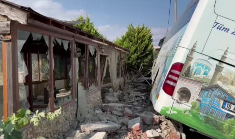 Tur otobüsü kaza yaptı! 1 ölü, 8 yaralı