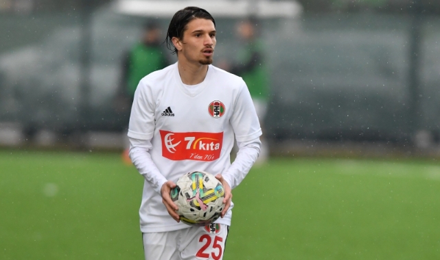 Turgutluspor 3 futbolcusu ile sözleşme uzattı