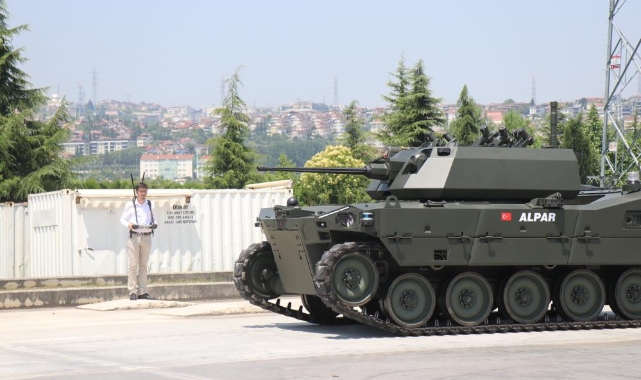 Türkiye'nin ilk ağır sınıf paletli insansız zırhlı aracı görücüye çıktı