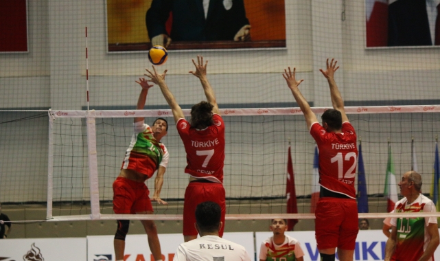 Türkiye şampiyonaya galibiyetle başladı