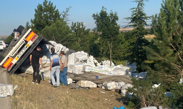Uşak'ta iplik yüklü TIR devrildi: 1 yaralı