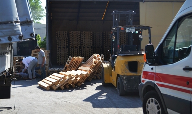 Üzerine forklift devrilen kadından acı haber