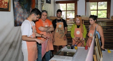 Yabancı öğrenciler ‘Ebru’ sanatını öğreniyor