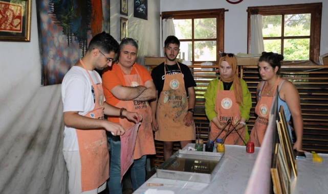 Yabancı öğrenciler ‘Ebru’ sanatını öğreniyor