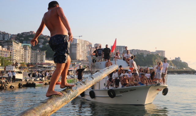 Yağlı direk yarışmasını kazanana büyük ödül!