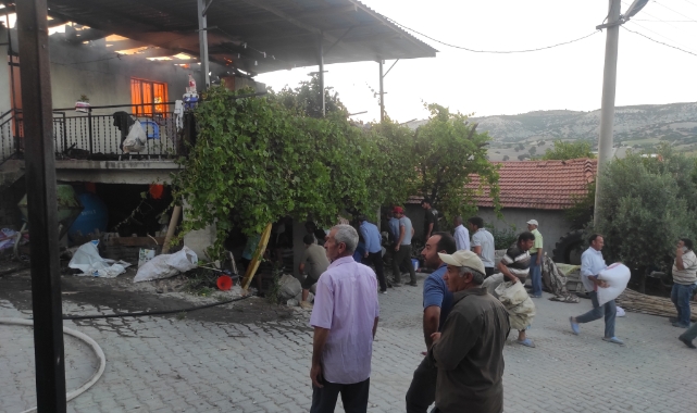 Yangından  eşyaları mahalleli kurtardı