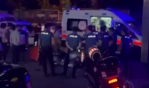 Yol kenarında bekleyen motosikletliye silahlı saldırı