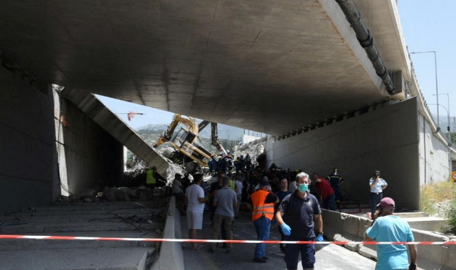 Yunanistan'da onarım çalışması yapılan köprü çöktü
