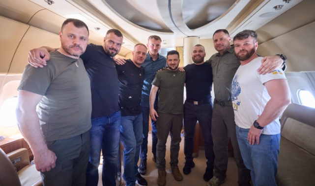 Zelenski askerleriyle birlikte Ukrayna'ya döndü