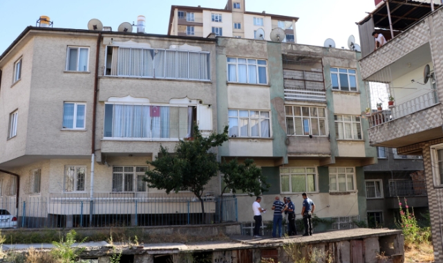 Zihinsel engelli genç camdan düşüp öldü