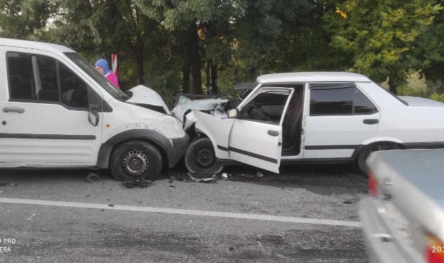 Zonguldak'ta iki araç kafa kafaya çarpıştı: 3 yaralı