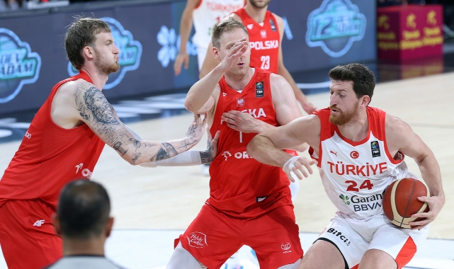 12 Dev Adam Polonya karşısında galip