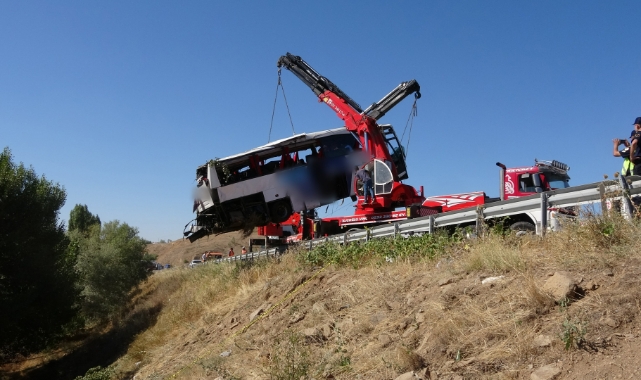12 kişiye mezar olan otobüs şarampolden çıkarıldı