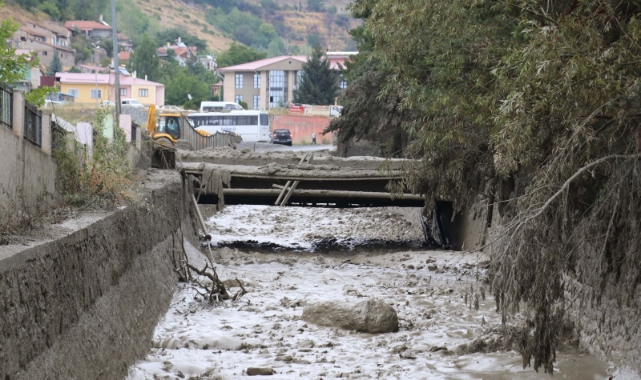 2 il sele teslim! Dereler taştı, yollar su altında kaldı