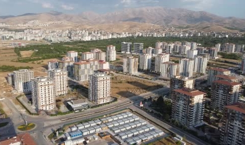 350 dairenin bulunduğu 7 blok patlayıcı ile yıkıldı