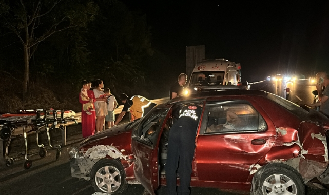 4 aracın karıştığı kazada 6 kişi yaralandı