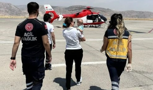 5 aylık bebeğin boğazına çengelli iğne kaçtı