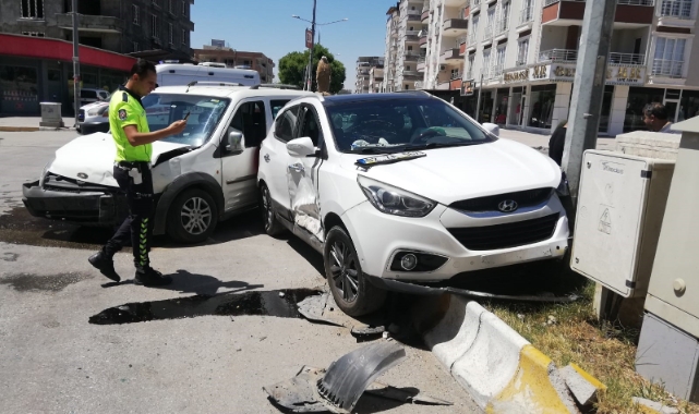 Adıyaman’da 2 araç çarpıştı: 3 yaralı
