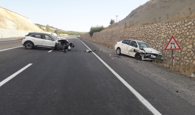 Adıyaman'da iki otomobil çarpıştı: 6 yaralı