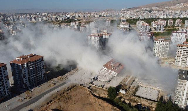 Ağır hasarlı 12 katlı bina, patlayıcı ile yıkıldı