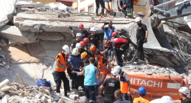 Ağır hasarlı bina çöktü! Acı haber geldi