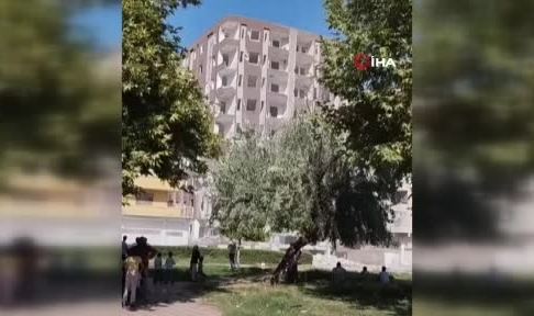 Ağır hasarlı bina yıkım esnasında çöktü