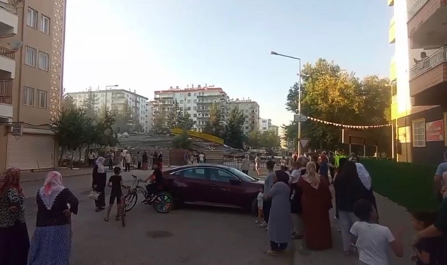 Ağır hasarlı bina yıkım esnasında çöktü