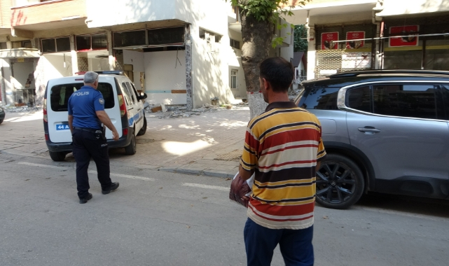 Ağır hasarlı binada feci kaza