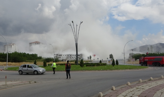 Ağır hasarlı binalar patlayıcı ile yıkılıyor