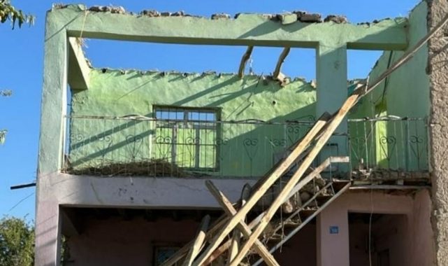 Ağır hasarlı binanın balkonu çöktü: 2 yaralı
