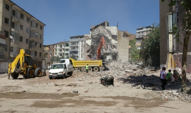 Ağır hasarlı binanın yıkımında göçük: 1 yaralı