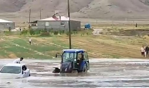 Ağrı'da sel! Türkiye- İran kara yolunda ulaşım tek şeritten sağlanıyor